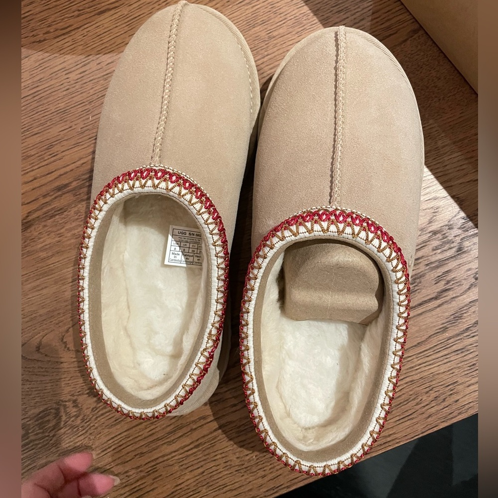 NWT Uggs Tasman slipper Sand Dark Cherry
Size 8